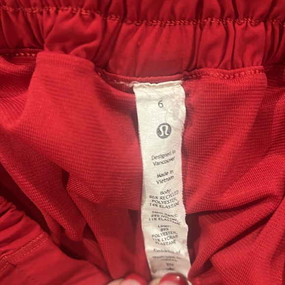 lululemon low raise 2.5 hottt hot shorts size 6 - Picture 3 of 7